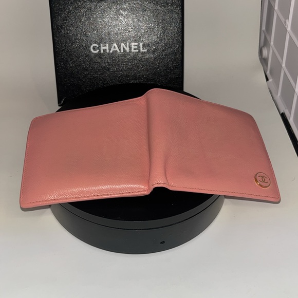 💯 Almost New !!Channel Wallet - Picture 10 of 12